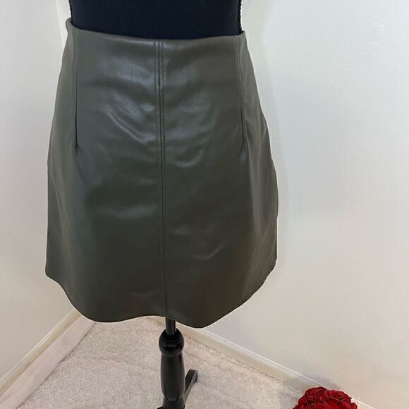Green faux leather mini skirt! NWT Size 10 - Picture 3 of 6